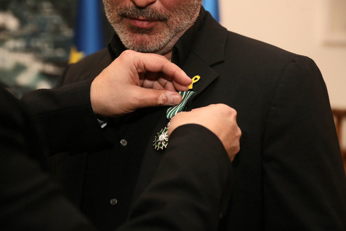 SlMONWEINBERG's tweet photo. 🔴🇫🇷🇮🇱 | L’Ambassadeur de France en Israël Frédéric Journès remet les insignes de Chevalier dans l’Ordre des Arts et des Lettres, a l’acteur, co-scénariste et producteur de la série Fauda, Lior Raz, connu pour son rôle de Doron Kabillio, commandant d'une unité Mista'arvim. ⚔️🎖️

📌 De Fauda à Gladiateur : Lior Raz est actuellement a l’affiche du film Gladiateur 2 de Ridley Scott. 

📸 Ambassade de France en Israël