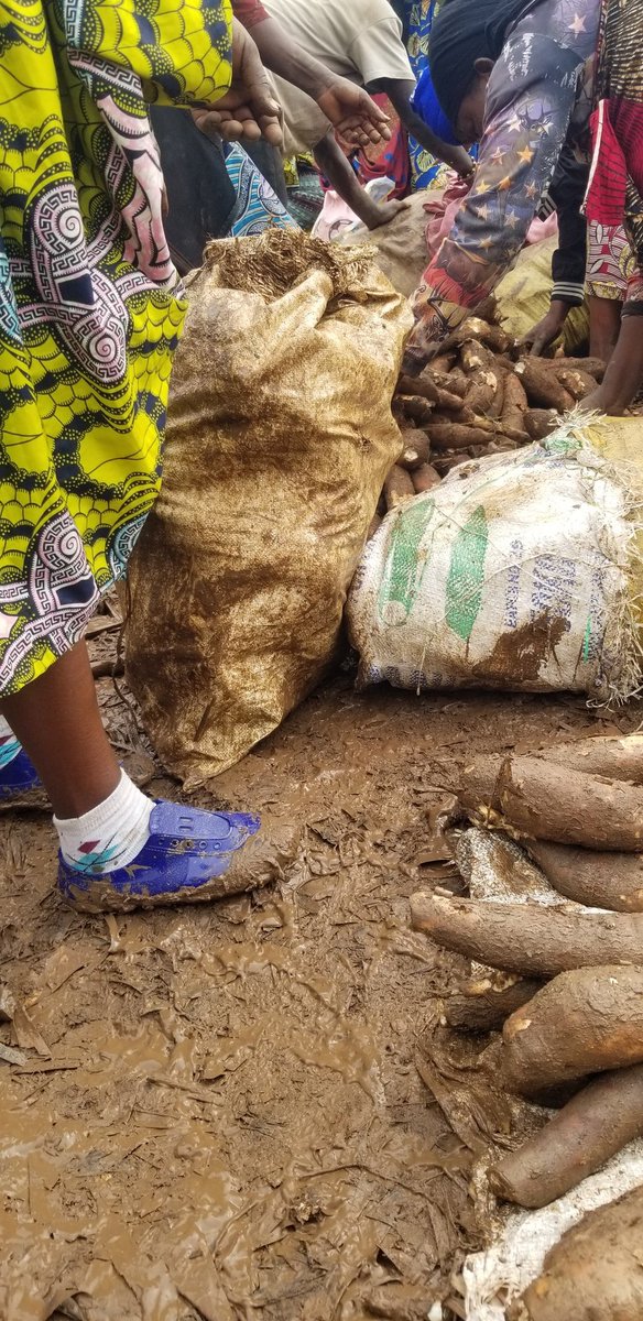 LetuProjet's tweet photo. #Bukavu: Les #FPCT se battent au quotidien pour la survie de leurs https://t.co/NSlsuUb3xG marché #ELAKAT,@LetuProjet organise une Tribune d'expression populaire sous la pluie.Voyant les conditions,ces FPCT sont des Héroïnes.@SwedeninDRCongo @SwissDevCoop @GouvSudkivu @intalert https://t.co/xhArRkB4E1
