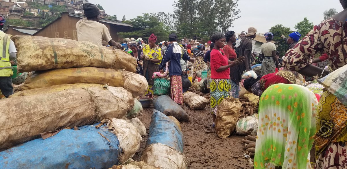 LetuProjet's tweet photo. #Bukavu: Les #FPCT se battent au quotidien pour la survie de leurs https://t.co/NSlsuUb3xG marché #ELAKAT,@LetuProjet organise une Tribune d'expression populaire sous la pluie.Voyant les conditions,ces FPCT sont des Héroïnes.@SwedeninDRCongo @SwissDevCoop @GouvSudkivu @intalert https://t.co/xhArRkB4E1