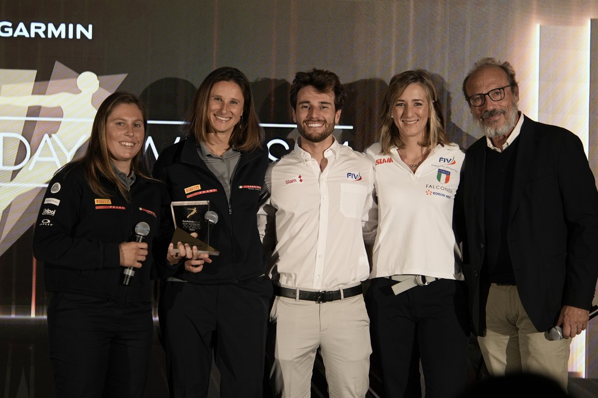 Maria Vittoria Marchesini e Giovanna Micol ricevono il GARMIN Beat Yesterday Award 2024 in rappresentanza del team femminile di Luna Rossa Prada Pirelli per la storica vittoria della Puig Women’s America’s Cup.

Leggi l'articolo: bit.ly/GarminBeatYest…