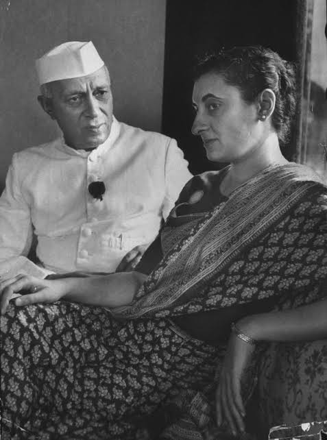 ARAVUkd's tweet photo. किसको उम्मीद थी जब रोशनी जवां होगी
कल के बदनाम अंधेरों पे मेहरबां होगी..

15 अगस्त 1947 को देश आज़ाद हुआ। मोहनदास गांधी की मेहरबानी से जवाहरलाल नेहरू भारत के पहले प्रधानमंत्री बने।

‘वायसराय हाउस’ राष्ट्रपति भवन में तब्दील हो गया। ‘फ्लैगस्टाफ हाउस’ को तीन मूर्ति भवन कहा जाने लगा। इसी तीन मूर्ति भवन में नेहरू का पीएम आवास था। जो 30 एकड़ का विशाल परिसर है।

इंदिरा गांधी तब नेहरू के साथ ही रहती थीं। बेटी के साथ-साथ निजी सचिव की हैसियत से। पिता और बेटी 16 साल यहां रहे। राजीव और संजय इसी घर में पले बढ़े। 1946 में नेहरू अंतरिम सरकार के मुखिया बनकर दिल्ली रहने आए। बेटी इंदिरा को भी अपने पास बुला लिया।

नेहरू ने जॉन मथाई को साइडलाइन किया। इंदिरा को अपना निजी सचिव बना दिया। ये वही जॉन मथाई हैं जिन्होंने अपनी आत्मकथा में अपने और इंदिरा के संबंधों को लेकर कई बड़े खुलासे किए। इंदिरा की तीव्र यौन इच्छाओं के बारे में खुलकर लिखा।

1 अगस्त 1948 को तीन मूर्ति भवन नेहरू को पीएम आवास के तौर पर मिला। उन दिनों यहां नेहरू ने शेर, मगरमच्छ, पांडा पाले हुए थे। जिनके साथ राजीव और संजय खेला करते थे।

27 मई 1964 को नेहरू का निधन हुआ। लाल बहादुर शास्त्री पीएम बने। लेकिन इंदिरा नहीं चाहती थीं कि उनके परिवार के अलावा वहां कोई रहे। इंदिरा ने ऐतराज़ जताया तो शास्त्री ने तीन मूर्ति भवन में रहने से इनकार कर दिया। 10 जनपथ पर शास्त्री के लिए पीएम आवास तैयार किया गया। यही 10 जनपथ आज सोनिया गांधी का आवास है।

11 जनवरी 1966 को ताशकंद में शास्त्री की रहस्यमयी मौत हो गई। इंदिरा गांधी प्रधानमंत्री बनीं। इंदिरा तब सफदरजंग रोड के पास रहती थीं। अब दोबारा तीन मूर्ति भवन में रहने के सपने देखने लगीं। लेकिन इंदिरा के इस सपने को एक महिला ने चकनाचूर कर दिया। इस महिला का नाम था पद्मजा नायडू। जो सरोजिनी नायडू की बेटी थीं। पद्मजा ने दो टूक कह दिया कि राष्ट्रपति भवन एस्टेट में खाली पड़े दो आवासों को पीएम आवास बना लें। साथ ही तीन मूर्ति भवन को नेहरू म्यूज़ियम बनाने पर अड़ गईं।

पद्मजा ने तेवर के सामने इंदिरा की नहीं चली। जिस इंदिरा के आगे पूरी कांग्रेस नतमस्तक थी, वही इंदिरा पद्मजा के सामने ख़ामोश थी।

दरअसल नेहरू की पत्नी कमला टीबी की बीमारी से पीड़ित थीं। तब नेहरू घर से दूर ही रहते थे। काफ़ी समय अलग-अलग जेलों में बिताते थे। इस वजह से कमला अपने पति से नाराज़ रहती थीं। जयप्रकाश नारायण की पत्नी को चिट्ठी लिखकर अपनी व्यथा बताती थीं। इस बीच नेहरू और पद्मजा के बीच नज़दीकी बढ़ गई। दोनों के बीच चिट्ठियों का खूब आदान-प्रदान हुआ।

28 फरवरी 1936 को स्विटज़रलैंड में कमला का निधन हो गया। नेहरू और पद्मजा की रुकावट हमेशा-हमेशा के लिए ख़त्म हो गई। पद्मजा 30 एकड़ वाले तीन मूर्ति भवन की एक इमारत में बस गईं। तब नेहरू से जो भी मिलने आता था, उसकी मुलाक़ात अक्सर पद्मजा नायडू से हो जाती थी।  नेरहू पद्मजा से शादी करना चाहते थे। लेकिन राजनीतिक छवि की वजह से ऐसा कर ना सके।

1956  में नेहरू ने पद्मजा को पश्चिम बंगाल का गवर्नर बनाया। 1967 तक वो इस पद पर बनी रहीं। यानी क़रीब 11 साल तक। जो अपने आप में एक रिकॉर्ड है।

इंदिरा ने भी दबे मन नेहर-पद्मजा के रिश्ते को स्वीकार कर लिया। इंदिरा नहीं चाहती थीं कि उनके परिवार की बदनामी हो। घर की बात पूरी दुनिया को मालूम चले। 1959 में इंदिरा ने अध्यक्ष पद पर रहने से इनकार कर दिया। उनकी किडनी में स्टोन था। मुंबई में ऑपरेशन हुआ। तब पद्मजा ने इस स्टोन को नाम दिया – ‘अ ज्वैल इन लोटस’

आपातकाल से ठीक एक महीने पहले मई 1975 को पद्मजा नायडू का निधन हो गया। इंदिरा गांधी उस वक़्त जमैका दौरे पर थीं। इंदिरा को निधन की बात पता चली, तो तत्काल जमैका से भारत  लौट आईं। 4 मई 1975 को पद्मजा के अंतिम संस्कार में शामिल हुईं। इसके बाद पद्मजा के निजी काग़ज़ात खंगाले गए। ताकि किसी बड़े रहस्य का खुलासा होने से रोका जा सके। सच को स्वाहा किया जा सके।

रिश्तों के तिलिस्मात को बेआबरू करें
आओ जदीद फन पे कोई गुफ्तगू करें..

#IndiraGandhi #JawaharlalNehru #MahatmaGandhi #CWC #Congress #soniagandhi #RahulGandhi
@narendramodi @AmitShah @BJP4India @amitmalviya @KapilMishra_IND