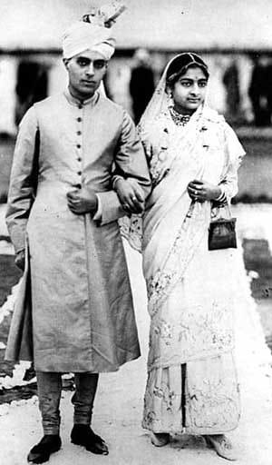 ARAVUkd's tweet photo. किसको उम्मीद थी जब रोशनी जवां होगी
कल के बदनाम अंधेरों पे मेहरबां होगी..

15 अगस्त 1947 को देश आज़ाद हुआ। मोहनदास गांधी की मेहरबानी से जवाहरलाल नेहरू भारत के पहले प्रधानमंत्री बने।

‘वायसराय हाउस’ राष्ट्रपति भवन में तब्दील हो गया। ‘फ्लैगस्टाफ हाउस’ को तीन मूर्ति भवन कहा जाने लगा। इसी तीन मूर्ति भवन में नेहरू का पीएम आवास था। जो 30 एकड़ का विशाल परिसर है।

इंदिरा गांधी तब नेहरू के साथ ही रहती थीं। बेटी के साथ-साथ निजी सचिव की हैसियत से। पिता और बेटी 16 साल यहां रहे। राजीव और संजय इसी घर में पले बढ़े। 1946 में नेहरू अंतरिम सरकार के मुखिया बनकर दिल्ली रहने आए। बेटी इंदिरा को भी अपने पास बुला लिया।

नेहरू ने जॉन मथाई को साइडलाइन किया। इंदिरा को अपना निजी सचिव बना दिया। ये वही जॉन मथाई हैं जिन्होंने अपनी आत्मकथा में अपने और इंदिरा के संबंधों को लेकर कई बड़े खुलासे किए। इंदिरा की तीव्र यौन इच्छाओं के बारे में खुलकर लिखा।

1 अगस्त 1948 को तीन मूर्ति भवन नेहरू को पीएम आवास के तौर पर मिला। उन दिनों यहां नेहरू ने शेर, मगरमच्छ, पांडा पाले हुए थे। जिनके साथ राजीव और संजय खेला करते थे।

27 मई 1964 को नेहरू का निधन हुआ। लाल बहादुर शास्त्री पीएम बने। लेकिन इंदिरा नहीं चाहती थीं कि उनके परिवार के अलावा वहां कोई रहे। इंदिरा ने ऐतराज़ जताया तो शास्त्री ने तीन मूर्ति भवन में रहने से इनकार कर दिया। 10 जनपथ पर शास्त्री के लिए पीएम आवास तैयार किया गया। यही 10 जनपथ आज सोनिया गांधी का आवास है।

11 जनवरी 1966 को ताशकंद में शास्त्री की रहस्यमयी मौत हो गई। इंदिरा गांधी प्रधानमंत्री बनीं। इंदिरा तब सफदरजंग रोड के पास रहती थीं। अब दोबारा तीन मूर्ति भवन में रहने के सपने देखने लगीं। लेकिन इंदिरा के इस सपने को एक महिला ने चकनाचूर कर दिया। इस महिला का नाम था पद्मजा नायडू। जो सरोजिनी नायडू की बेटी थीं। पद्मजा ने दो टूक कह दिया कि राष्ट्रपति भवन एस्टेट में खाली पड़े दो आवासों को पीएम आवास बना लें। साथ ही तीन मूर्ति भवन को नेहरू म्यूज़ियम बनाने पर अड़ गईं।

पद्मजा ने तेवर के सामने इंदिरा की नहीं चली। जिस इंदिरा के आगे पूरी कांग्रेस नतमस्तक थी, वही इंदिरा पद्मजा के सामने ख़ामोश थी।

दरअसल नेहरू की पत्नी कमला टीबी की बीमारी से पीड़ित थीं। तब नेहरू घर से दूर ही रहते थे। काफ़ी समय अलग-अलग जेलों में बिताते थे। इस वजह से कमला अपने पति से नाराज़ रहती थीं। जयप्रकाश नारायण की पत्नी को चिट्ठी लिखकर अपनी व्यथा बताती थीं। इस बीच नेहरू और पद्मजा के बीच नज़दीकी बढ़ गई। दोनों के बीच चिट्ठियों का खूब आदान-प्रदान हुआ।

28 फरवरी 1936 को स्विटज़रलैंड में कमला का निधन हो गया। नेहरू और पद्मजा की रुकावट हमेशा-हमेशा के लिए ख़त्म हो गई। पद्मजा 30 एकड़ वाले तीन मूर्ति भवन की एक इमारत में बस गईं। तब नेहरू से जो भी मिलने आता था, उसकी मुलाक़ात अक्सर पद्मजा नायडू से हो जाती थी।  नेरहू पद्मजा से शादी करना चाहते थे। लेकिन राजनीतिक छवि की वजह से ऐसा कर ना सके।

1956  में नेहरू ने पद्मजा को पश्चिम बंगाल का गवर्नर बनाया। 1967 तक वो इस पद पर बनी रहीं। यानी क़रीब 11 साल तक। जो अपने आप में एक रिकॉर्ड है।

इंदिरा ने भी दबे मन नेहर-पद्मजा के रिश्ते को स्वीकार कर लिया। इंदिरा नहीं चाहती थीं कि उनके परिवार की बदनामी हो। घर की बात पूरी दुनिया को मालूम चले। 1959 में इंदिरा ने अध्यक्ष पद पर रहने से इनकार कर दिया। उनकी किडनी में स्टोन था। मुंबई में ऑपरेशन हुआ। तब पद्मजा ने इस स्टोन को नाम दिया – ‘अ ज्वैल इन लोटस’

आपातकाल से ठीक एक महीने पहले मई 1975 को पद्मजा नायडू का निधन हो गया। इंदिरा गांधी उस वक़्त जमैका दौरे पर थीं। इंदिरा को निधन की बात पता चली, तो तत्काल जमैका से भारत  लौट आईं। 4 मई 1975 को पद्मजा के अंतिम संस्कार में शामिल हुईं। इसके बाद पद्मजा के निजी काग़ज़ात खंगाले गए। ताकि किसी बड़े रहस्य का खुलासा होने से रोका जा सके। सच को स्वाहा किया जा सके।

रिश्तों के तिलिस्मात को बेआबरू करें
आओ जदीद फन पे कोई गुफ्तगू करें..

#IndiraGandhi #JawaharlalNehru #MahatmaGandhi #CWC #Congress #soniagandhi #RahulGandhi
@narendramodi @AmitShah @BJP4India @amitmalviya @KapilMishra_IND