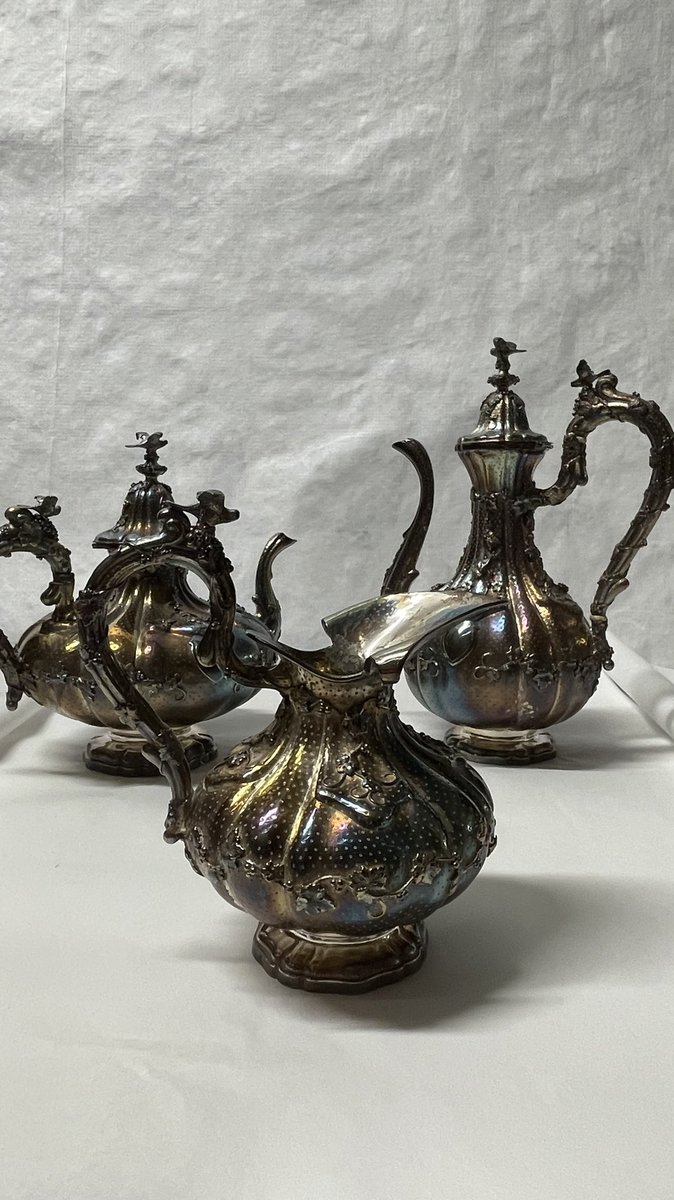 Musée de la Vie romantique (@mvrparis) on Twitter photo ✨TRÉSORS DES RÉSERVES
Découvrez ce service en argent de François Froment-Meurice daté vers 1840.
Composé d’une théière, d’une cafetière, d’un pot à lait et d’un sucrier il présente un délicat décor de vignes, d’oiseaux et d’insectes.
🫖Parfait pour un goûter de fête !
#Noel2024 ✨TRÉSORS DES RÉSERVES
Découvrez ce service en argent de François Froment-Meurice daté vers 1840.
Composé d’une théière, d’une cafetière, d’un pot à lait et d’un sucrier il présente un délicat décor de vignes, d’oiseaux et d’insectes.
🫖Parfait pour un goûter de fête !
#Noel2024
