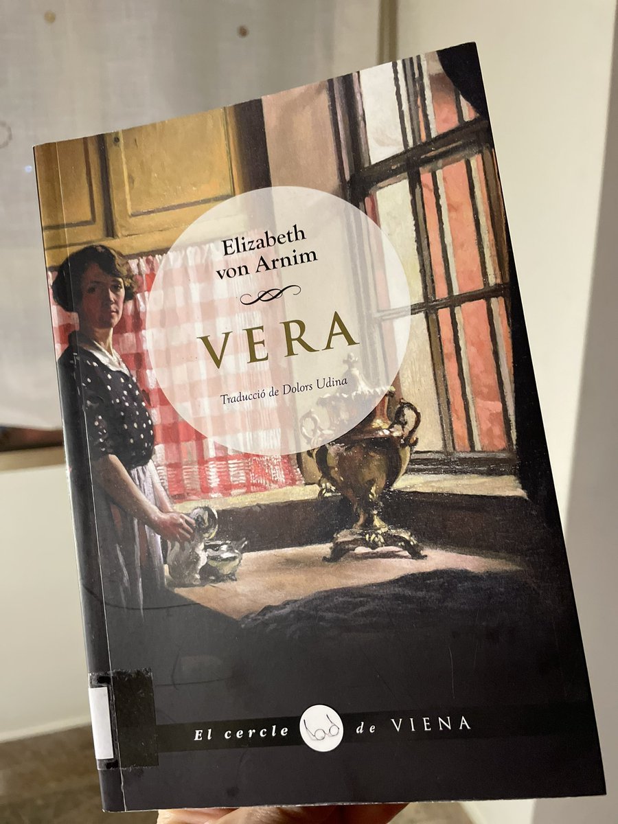 cocadepanses's tweet photo. 💜El encaje roto recull relats de Emília Pardo Bazan al voltant de la violència masclista. Sorprenent, actuals i durs sense caure en sensibleries.
💜Vera, de Elisabeth von Arnim atrapa i defineix perfectament la #VG
#recomanables
#2aTrobada #clublectura
#fadrines #ElMarge https://t.co/w4J7MozkUE