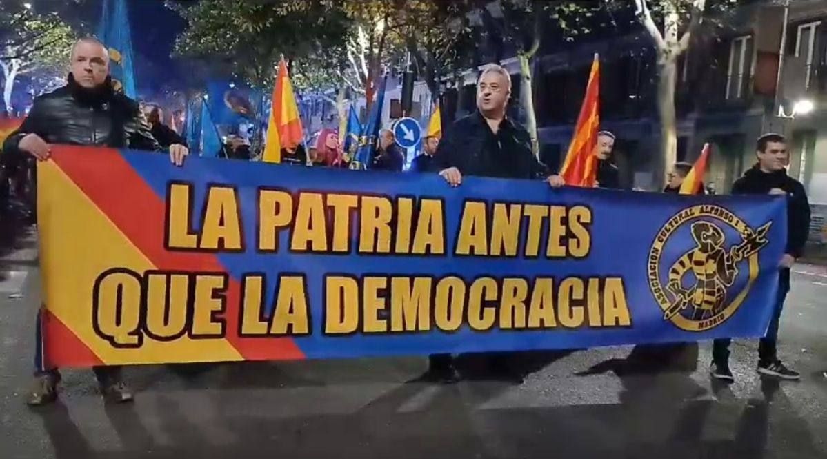 📖 La Constitución de 1978, ha sido y es el instrumento para la destrucción de la nación más antigua de Europa. 

🔴 En tan sólo unas décadas ha supuesto la ruina económica, social y moral de una España sometida de la mano de una clase política traidora y vendida a intereses