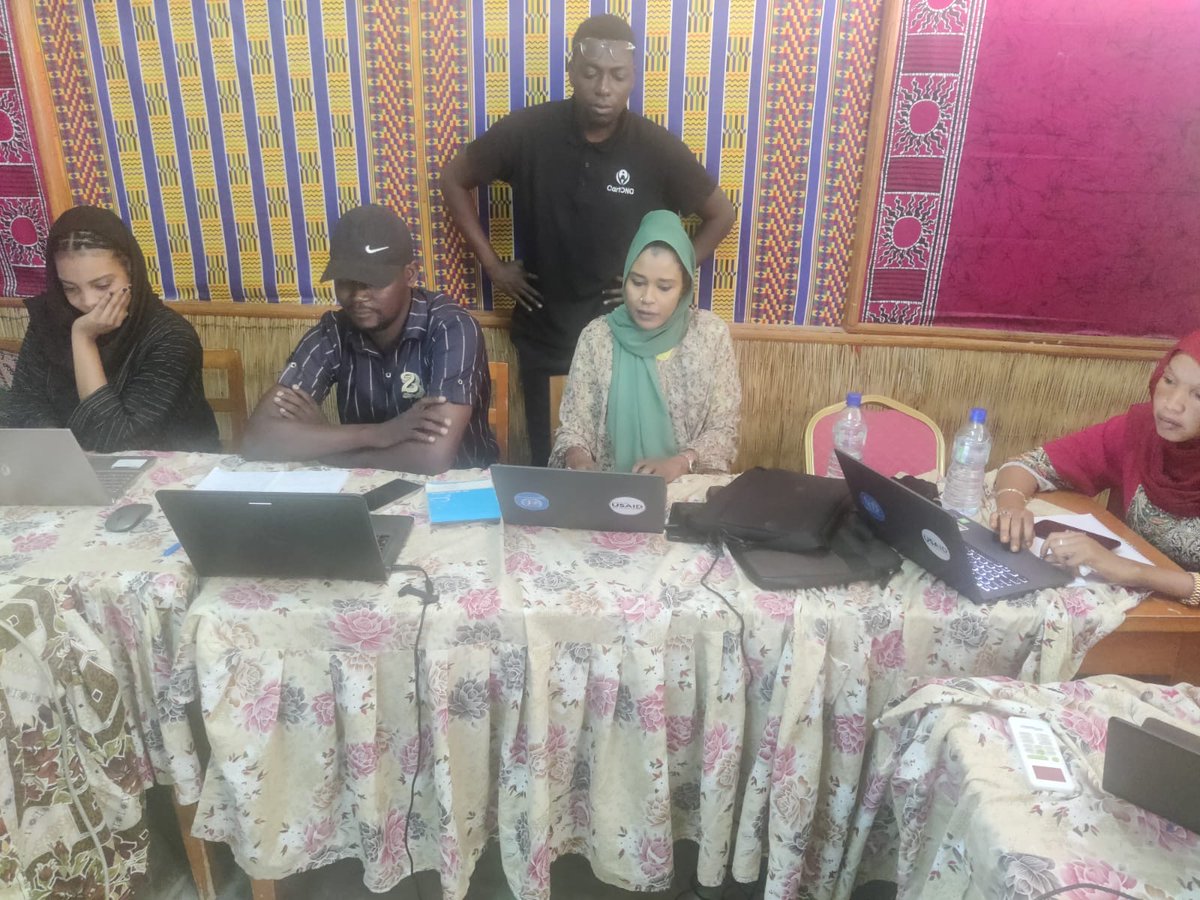 CartONG et MapAction mènent actuellement une formation à N'Djamena pour les équipes de l'UNICEF et leurs partenaires institutionnels sur l’utilisation des outils SIG et de la cartographie 🗺️ #CartONG #MapAction #FormationSIG #