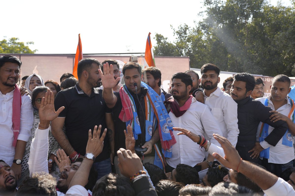prashanty76's tweet photo. शिक्षा बजट में कटौती, न के बराबर भर्तियां, आरक्षण के नाम पर धोखा, पेपर लीक और अग्निपथ से युवाओं का जीवन तबाह हो रहा है। 
दिल्ली स्थित जंतर-मंतर पर @nsui के राष्ट्रीय अध्यक्ष श्री @varunchoudhary2 जी के नेतृत्व में मोदी सरकार की इन छात्र विरोधी नीतियों और नीयत का पुरजोर विरोध किया https://t.co/LA1BbtQOBI