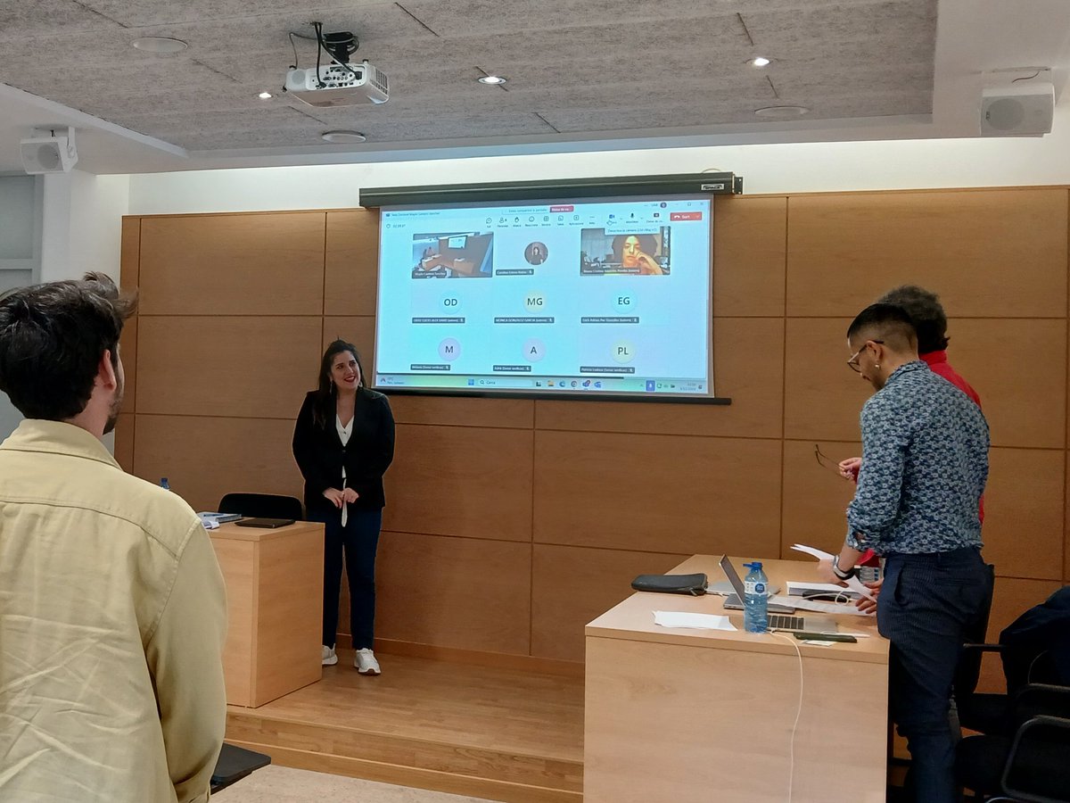 isor_uab's tweet photo. 👩‍🎓 El passat dimarts 3 de desembre, la investigadora de l'ISOR Mayte Cantero va defensar la seva tesi doctoral sobre la interseccionalitat en l'àmbit acadèmic iberoamericà.   

🥂 Zorionak Doctora @maytecantero ! https://t.co/5xwJeBDCbE