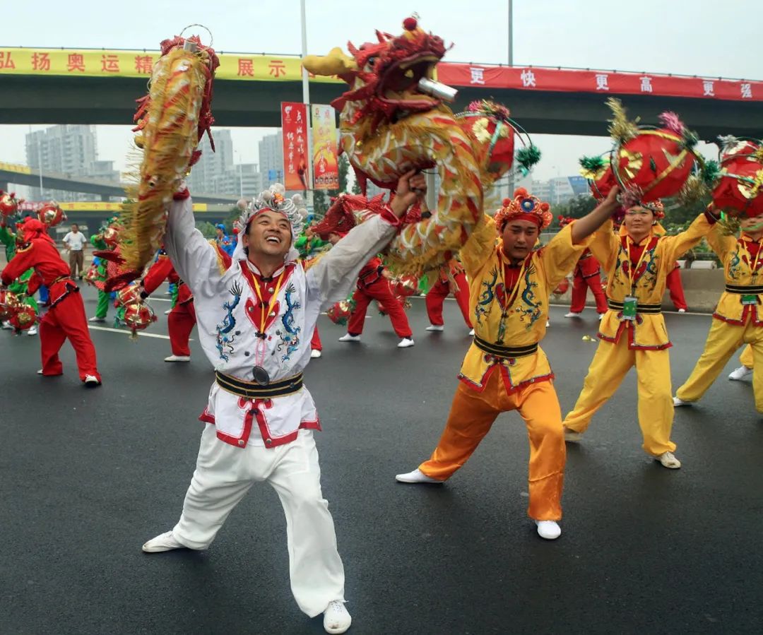 weilantiankon12's tweet image. The &quot;Hand-holding #Dragon Dance and #Embroidered Ball Lantern&quot; originated from Zhaojiaying in Changqing District, #Jinan City. It is a form of dance #art. #ChineseLoong