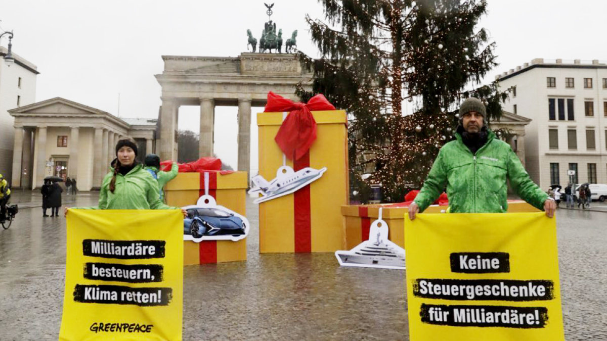 JETZT: Greenpeace-Aktive protestieren für eine #Milliardärssteuer für gerechten Klimaschutz. Das neue Greenpeace-Steuerkonzept zeigt, wie Steuerprivilegien für Superreiche abgebaut &amp; so Milliarden für dringend benötigte Klimaschutzmaßnahmen erzielt würden👉act.gp/4gdfrzC