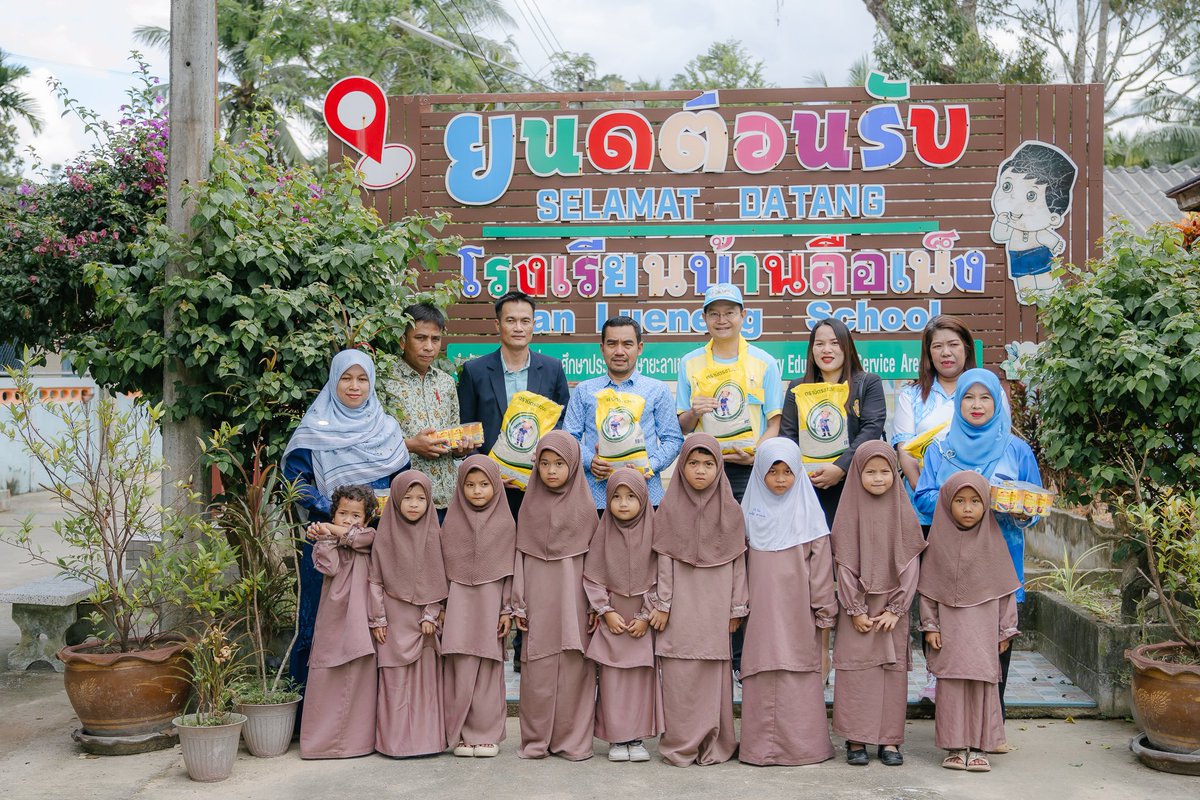 Peasaoyala2's tweet photo. 6 ธ.ค. 67 ผู้บริหารการศึกษา สพป.ยะลา เขต 2 ลงพื้นที่เยี่ยมให้กำลังใจโรงเรียนที่ได้รับผลกระทบจากสถานการณ์น้ำท่วมฉับพลัน ส่งผลให้สื่อการเรียนการสอน ฝ้าเพดาน และห้องเรียนได้รับความเสี���หาย พร้อมมอบเครื่องบริโภค ข้าวสารอาหารแห้ง เพื่อช่วยเหลือและบรรเทาความเดือดร้อน https://t.co/1mlEbf41z7