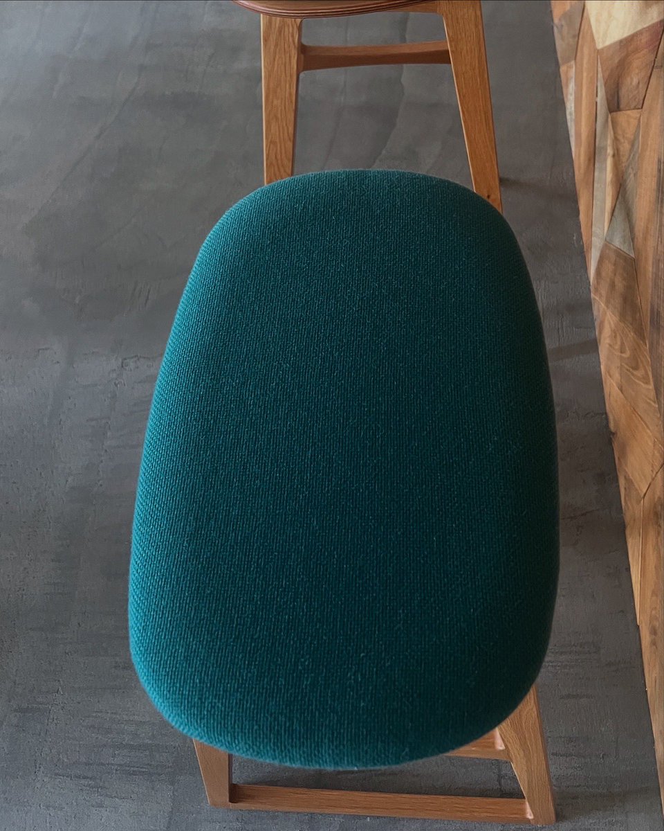 InfoOnehand's tweet image. 出し入れがとてもスムーズで引きずる音が少ないのが特徴のすり脚タイプのDC-SSスツール

張り地:マリンブルー

お部屋にポップな明るい色を少し取り入れることでコントラスト感がでてハイセンスな空間を演出してくれます。

#chair #stool #counterstool