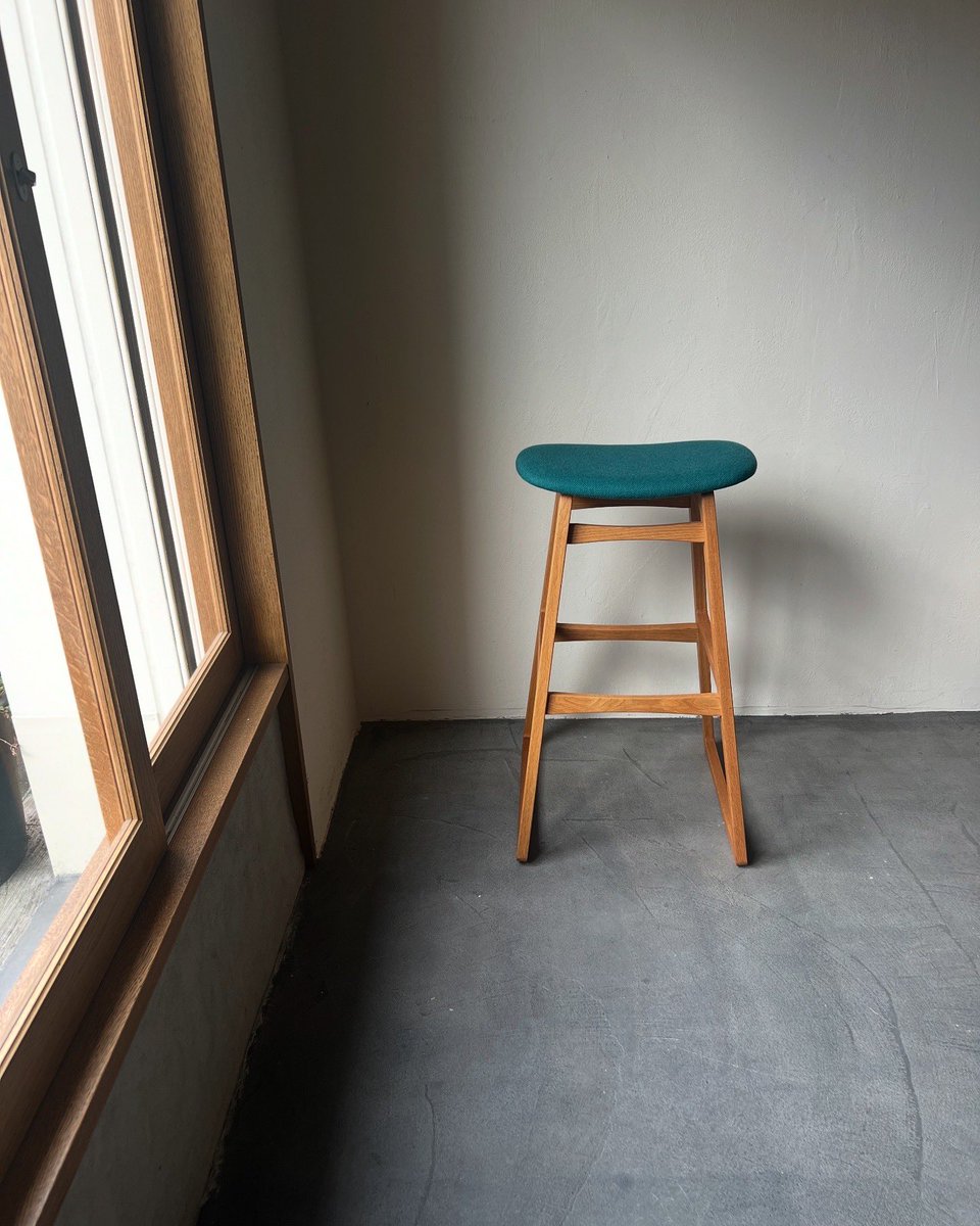 InfoOnehand's tweet image. 出し入れがとてもスムーズで引きずる音が少ないのが特徴のすり脚タイプのDC-SSスツール

張り地:マリンブルー

お部屋にポップな明るい色を少し取り入れることでコントラスト感がでてハイセンスな空間を演出してくれます。

#chair #stool #counterstool