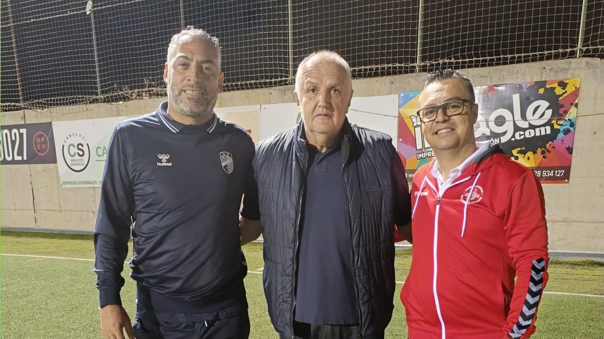 FFLasPalmas's tweet photo. 📸 | El presidente del Comité Técnico de Entrenadores Claudio Morera presente en el partido de categoría #TerceraFederación entre @UDTamaraceite y @udvsbrigida, con los entrenadores Iván Martín y @TinoDeniz y los árbitros 

#FútbolCanario https://t.co/9reDN3fnom