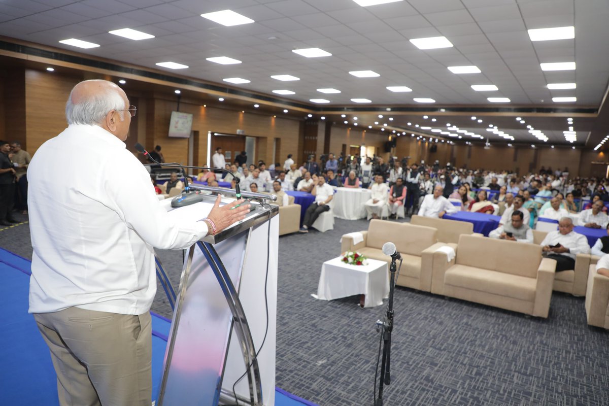 Bhupendrapbjp's tweet photo. ભારતીય સંસ્કૃતિમાં પોષણયુક્ત આહારનો ખૂબ મહિમા રહ્યો છે. વિવિધ સામાજિક અને ધાર્મિક ઉત્સવોમાં, પ્રથાઓમાં, રીતિ-રિવાજોમાં, લોકગીતો અને કથાઓમાં પોષણને લગતી વાતો વણી લેવામાં આવી છે.

સમાજમાં દરેક જણને પૂરતું આરોગ્યપ્રદ ભોજન મળી રહે તેવી અન્ન સુરક્ષાની કાળજી પણ આપણી પ્રથાઓમાં જોવા મળે છે. આહારને લગતું હજારો વર્ષોનું જ્ઞાન, અનુભવ અને ડહાપણ આપણી પરંપરાઓમાં જોવા મળે છે.

આ તમામ બાબતોને વણી લેતી એક ખૂબ સુંદર અને ઉપયોગી કોફી ટેબલ બુક ‘પોષણ ઉત્સવ’ નું આજે ગુજરાત યુનિવર્સિટી ખાતે વિમોચન કર્યું.

દીનદયાલ શોધ સંસ્થાન, મહિલા અને બાળ વિકાસ મંત્રાલય, ઈન્ડિયન કાઉન્સિલ ઓફ એગ્રીકલ્ચરલ રિસર્ચ દ્વારા આ પુસ્તક તૈયાર કરવામાં આવ્યું છે. 

આ દિશામાં નિષ્ણાંતો દ્વારા વધુ સંશોધનો થાય અને આપણી સંસ્કૃતિના આવા ખૂબ ઉપયોગી પાસાઓ ઉજાગર થાય તેવી અભિલાષા વ્યક્ત કરું છું.