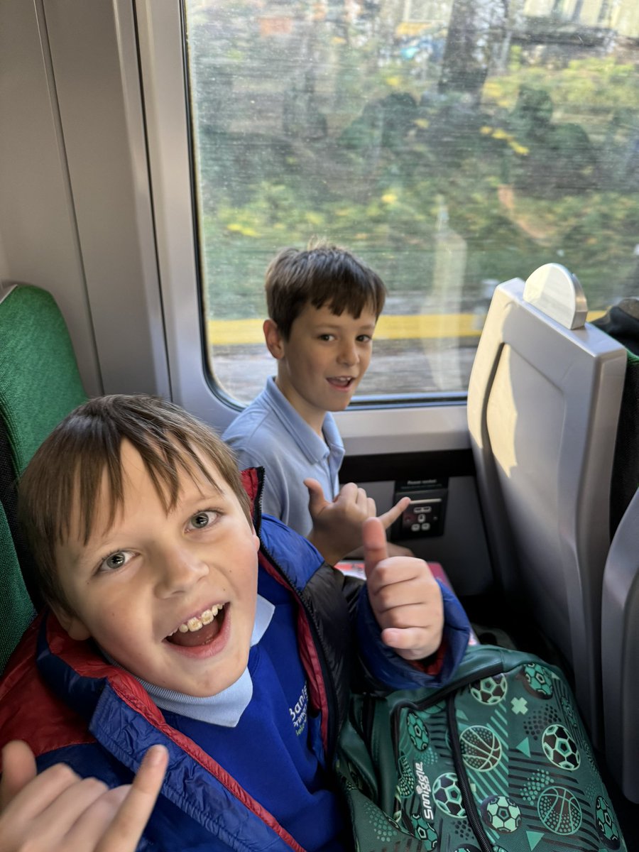 Canis on the train 🚆 Salisbury here we come 🙌🏻