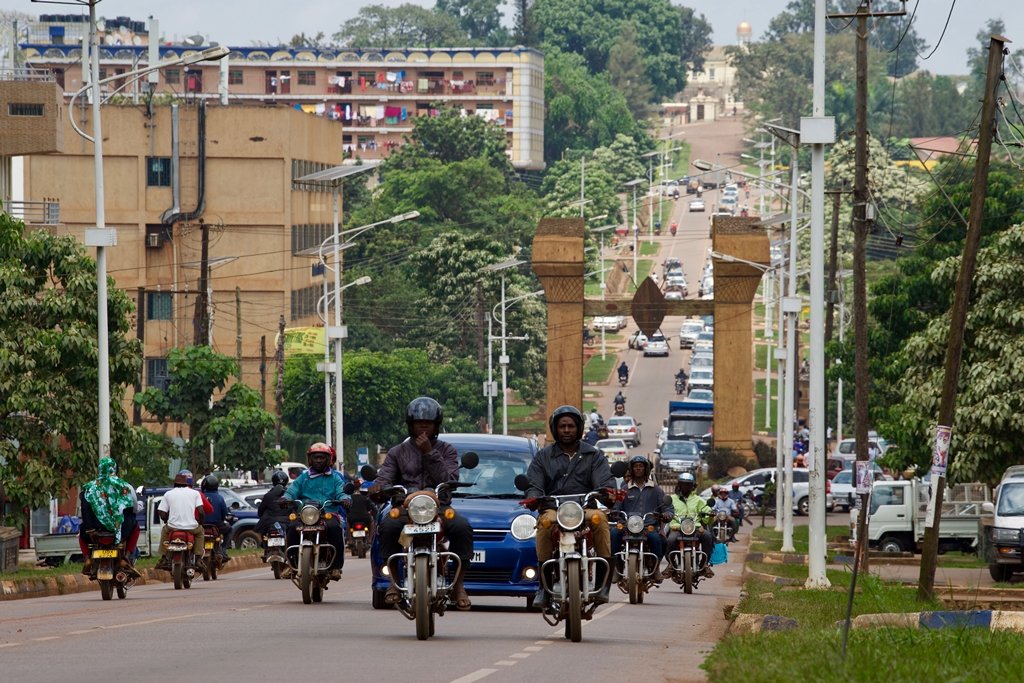 UgandaRoadFund's tweet image. #BodasafetyTip 
📢Speak up! 
Decide how you want to be carried on a boda. Why are you using  an overloaded boda boda? Why are you not wearing a crash helmet ? Why do you keep quiet when they run traffic lights? #RoadSafetyug #PlayYourPart