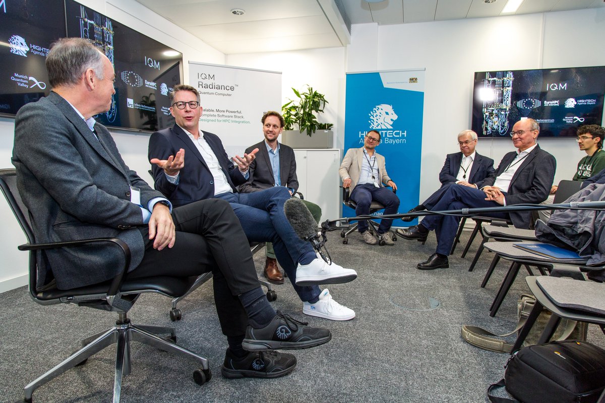 StMWK_Bayern's tweet image. IQM liefert den neuen europäischen #Quantencomputer Euro-Q-Exa am #LeibnizRechenzentrum in #Garching! 👍Wissenschaftsminister @MarkusBlume informierte sich im #Quantum Data Center von IQM in #München über diesen Meilenstein. #Quanten #QuantumComputing 
@BMBF_Bund @badw_muenchen