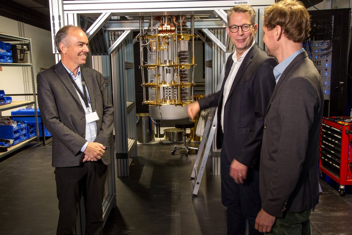 StMWK_Bayern's tweet image. IQM liefert den neuen europäischen #Quantencomputer Euro-Q-Exa am #LeibnizRechenzentrum in #Garching! 👍Wissenschaftsminister @MarkusBlume informierte sich im #Quantum Data Center von IQM in #München über diesen Meilenstein. #Quanten #QuantumComputing 
@BMBF_Bund @badw_muenchen