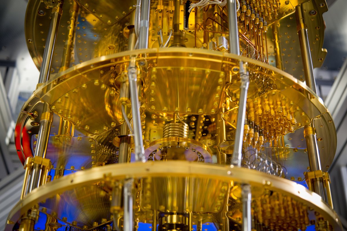 StMWK_Bayern's tweet image. IQM liefert den neuen europäischen #Quantencomputer Euro-Q-Exa am #LeibnizRechenzentrum in #Garching! 👍Wissenschaftsminister @MarkusBlume informierte sich im #Quantum Data Center von IQM in #München über diesen Meilenstein. #Quanten #QuantumComputing 
@BMBF_Bund @badw_muenchen