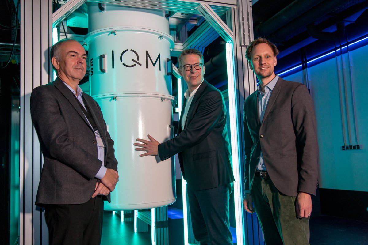 StMWK_Bayern's tweet image. IQM liefert den neuen europäischen #Quantencomputer Euro-Q-Exa am #LeibnizRechenzentrum in #Garching! 👍Wissenschaftsminister @MarkusBlume informierte sich im #Quantum Data Center von IQM in #München über diesen Meilenstein. #Quanten #QuantumComputing 
@BMBF_Bund @badw_muenchen