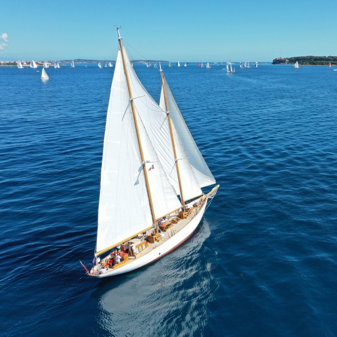 🎄✨ This Christmas, give the gift of adventure! ✨🎄 A gift they’ll remember forever: a seat on a classic yacht regatta in 2025

📧 info@noblesse.yachts
🌐 noblesse.yachts/regattas/ 

🎥 Grégory BOUVENOT - French Riviera Drone  

#sailing #regatta #sailors #classicregatta  #ocean