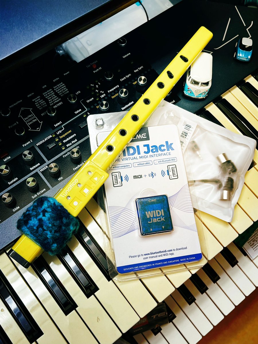 kajitaisamu's tweet photo. 少し前に手に入れていたCMEのMIDI Jack。
#cmemidijack #lunatica #recoder
これはBluetoothを使いヴァーチャルにMIDI信号の送受信が出来る便利アイテム👍
lunaticaをコントローラーにして、色んなシンセをコントロールしてみようと思い入手しましたが、さてどんな感じになるか実験してみます😊 https://t.co/K3uyPQa2ic
