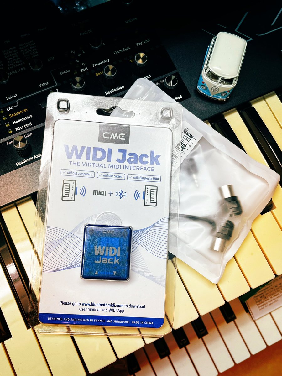 kajitaisamu's tweet photo. 少し前に手に入れていたCMEのMIDI Jack。
#cmemidijack #lunatica #recoder
これはBluetoothを使いヴァーチャルにMIDI信号の送受信が出来る便利アイテム👍
lunaticaをコントローラーにして、色んなシンセをコントロールしてみようと思い入手しましたが、さてどんな感じになるか実験してみます😊 https://t.co/K3uyPQa2ic