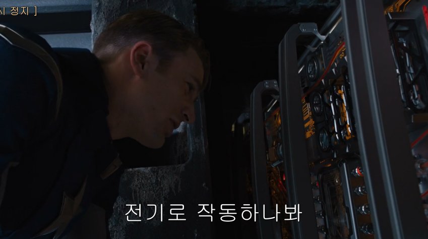 GWroadcat's tweet photo. 선관위 서버를 촬영한 계엄군과 같은 수준의 미국 군인 https://t.co/SiNbdESzl8