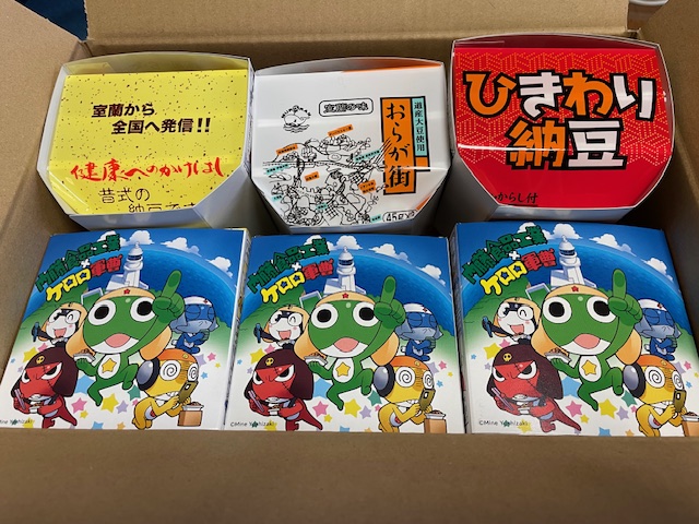 naito_natto's tweet photo. 【情報解禁】
|дﾟ)＜12月9日(月)にケロロ軍曹オリジナルスリーブケースを「おらが街納豆」「健康へのかけはし」「ひきわり納豆」に巻いて侵略開始！ケロロたちが室蘭の観光名所「地球岬」をバックにポーズを取っているパッケージが目印！

取扱店：マルソウしが、らーめん鉄平、ハイフィッシュみなしん、MEGAドン・キホーテ室蘭中島店、道の駅みたら室蘭、内藤食品工業直売＆通販サイト( https://t.co/5KRb29gYua )

#らんらん室蘭 #ケロロ軍曹 #地球岬侵略まであと何日？
@keroro_PR