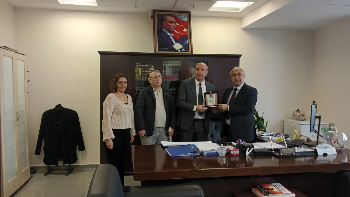 Başkanımız Yusuf Dugan ve Sosyal İşler Sekreterimiz Hakan Büyükçelik,Ankara Büyükşehir Belediyesi Engelliler ve Rehabilitasyon Şube Müdürü Sayın Mehmet Bağdat'ı makamında ziyaret ederek,çalışmalarımızda verdikleri destek ve katkılardan dolayı Şubemiz adına teşekkür plaketi sundu.