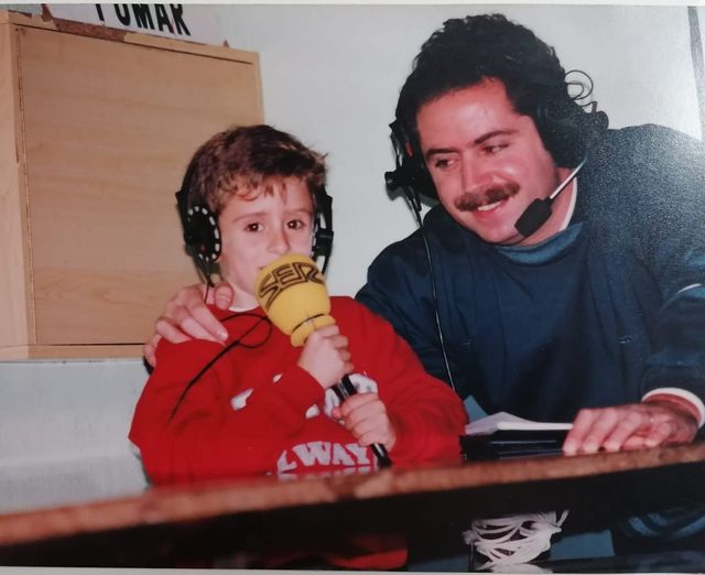 Raul_BeldaR's tweet photo. ¡Feliz 4⃣2⃣ cumpleaños @radioelda
Un orgullo ser parte de tu historia. Por muchos años más 🎂🥂 @baldogimenez @daniponz @JUANKYVIDAL @manolomad @anmadrev @Estevez_Fer @AlfonsoOrtuoGi2  @JuanjoHinojo @RamonAgull2 @Ericoo89 https://t.co/UtUMwsBAwh