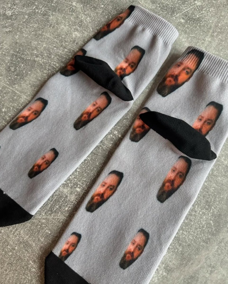 Schnitzel_Imp's tweet photo. Geschenk von meiner Tante, jetzt kann ich mein Gesicht an den Füßen tragen 🤣 Sie trollt mich immer mit solchen Sachen, ich liebs 😁👍 https://t.co/BpRRy0pb7e