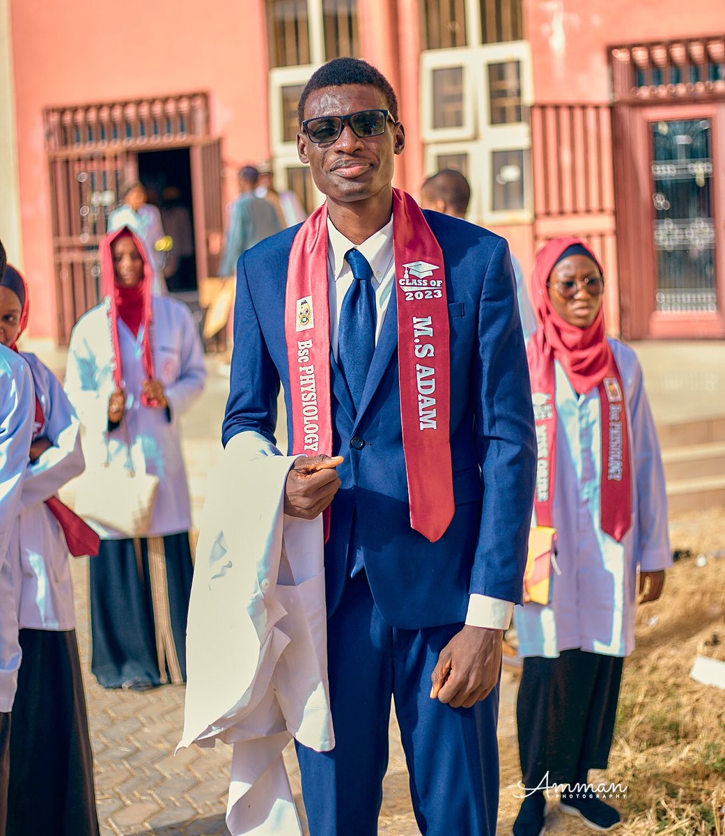 Elmuaz_'s tweet photo. Finally am a graduate 🧑‍🎓🎉🥳
Alhamdulillah Allah Ina godiya 😊🙏 https://t.co/zOdzD12krZ