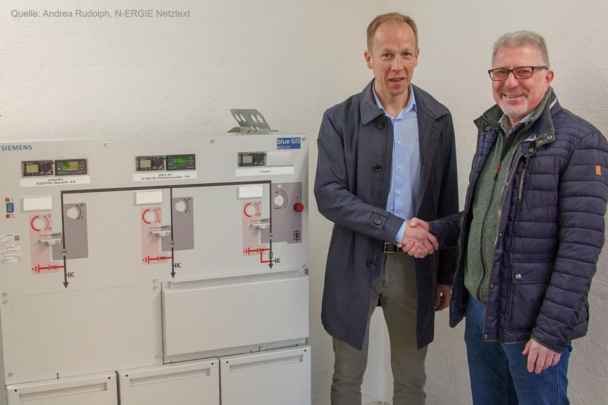 SiemensDE's tweet image. Die N-ERGIE Netz GmbH stellt die Mittelspannungs-Schaltanlagen in ihrem Netzgebiet mit unseren #blueGIS Produkten und #CleanAir sukzessive auf #Fluorgas-freien Betrieb um. So setzt sie das von der #EU geplante Verbot des klimaschädlichen Isoliergases Schwefelhexafluorid um. 🌍🍃