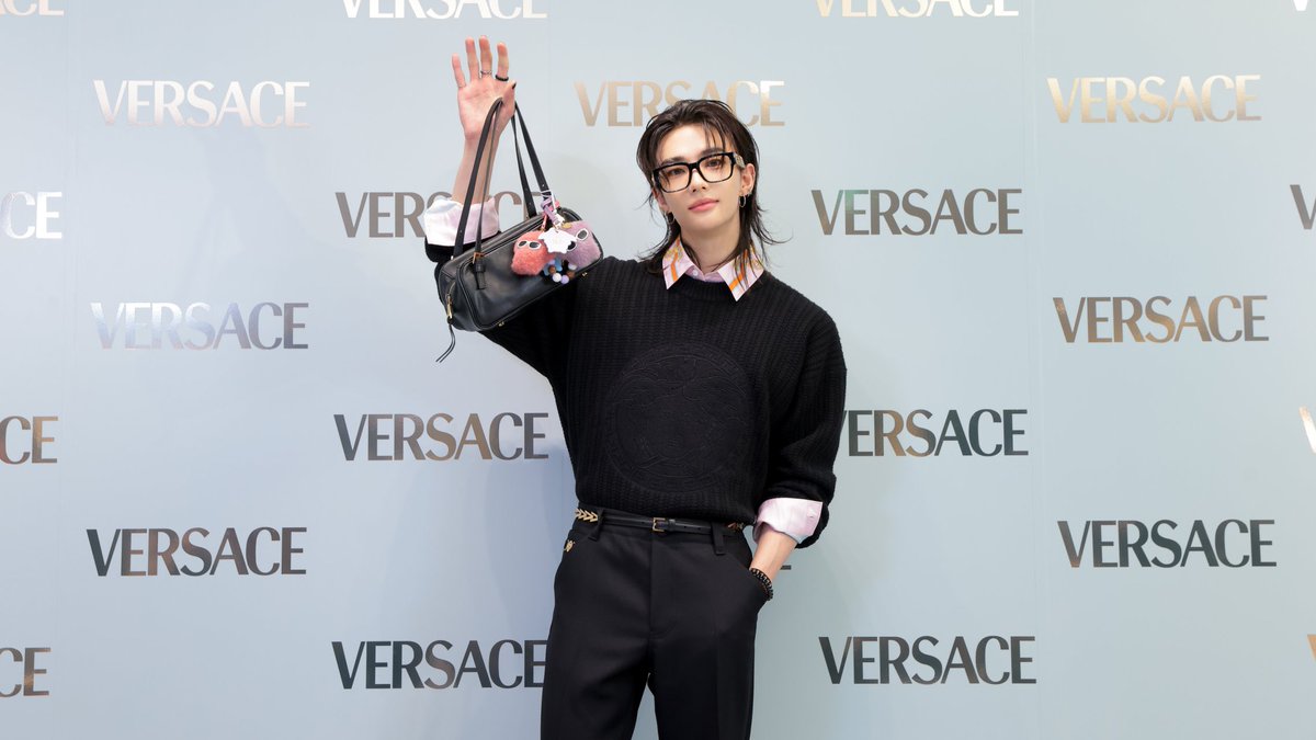 havenfiIm's tweet photo. hyunjin at versace ginza via versace kakaotalk

#HYUNJINxVERSACE https://t.co/7CEv26hOTm