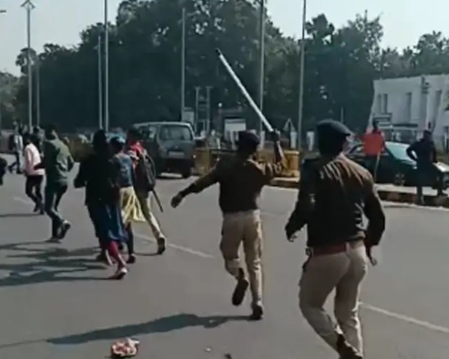 VivekGa54515036's tweet image. सन अठाईस में इतिहास बना जब
करवाया था साइमन ने लाठी चार्ज।
सैंतालिस बाद हजारों की संख्या में
देख चुका देश अब तक लाठी चार्ज।

#BPSC_70th 
#bpsc_jawab_do 
#bpsc_date_extand