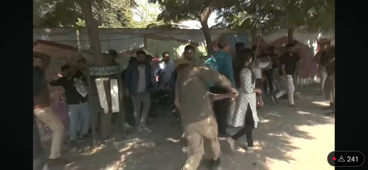 VivekGa54515036's tweet image. सन अठाईस में इतिहास बना जब
करवाया था साइमन ने लाठी चार्ज।
सैंतालिस बाद हजारों की संख्या में
देख चुका देश अब तक लाठी चार्ज।

#BPSC_70th 
#bpsc_jawab_do 
#bpsc_date_extand