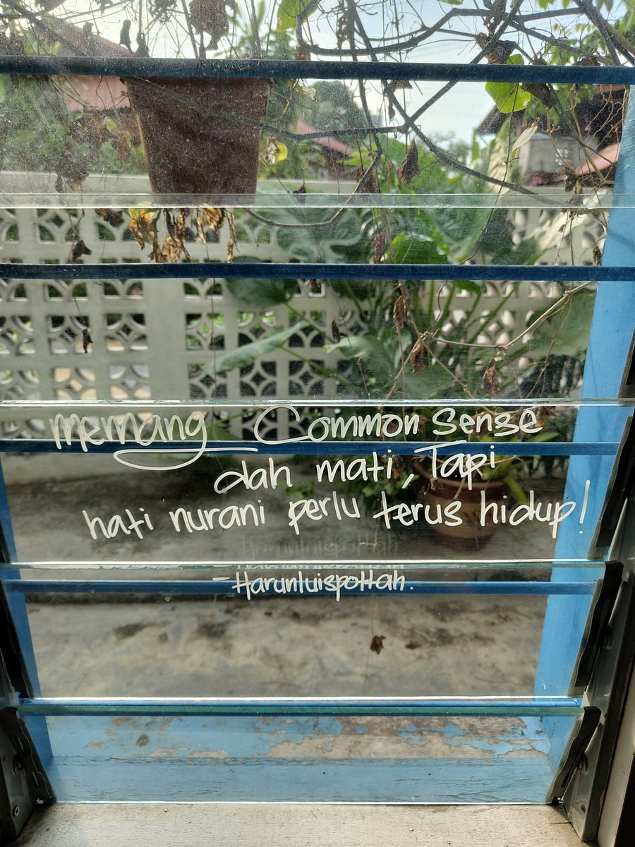 Ada customer cipta rekod baru hari ni. Beli biskut je. Tapi bawa makanan dan minuman luar. 

Aku memang benarkan bawa makanan, tapi minuman tu agak-agak lah. 

Langsung tak beli air jualan aku ni. 

Mantap anak muda!! Tunggu lepas ni naik poster NO OUTSIDE DRINKS!