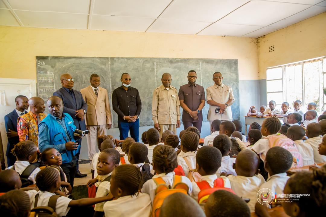 fredmukengeshay's tweet photo. À l'occasion de la journée mondiale des arbres 🌳 les autorités de la province éducationnelle du Haut Katanga1 proved PhD Joseph Mwinkeu Tshiend et l'IPP Nicolas Nyange ces  sont rendue à kipushi accompagnés de ministre provincial de l'éducation pour célébrer cette journée. https://t.co/0x8todf90w