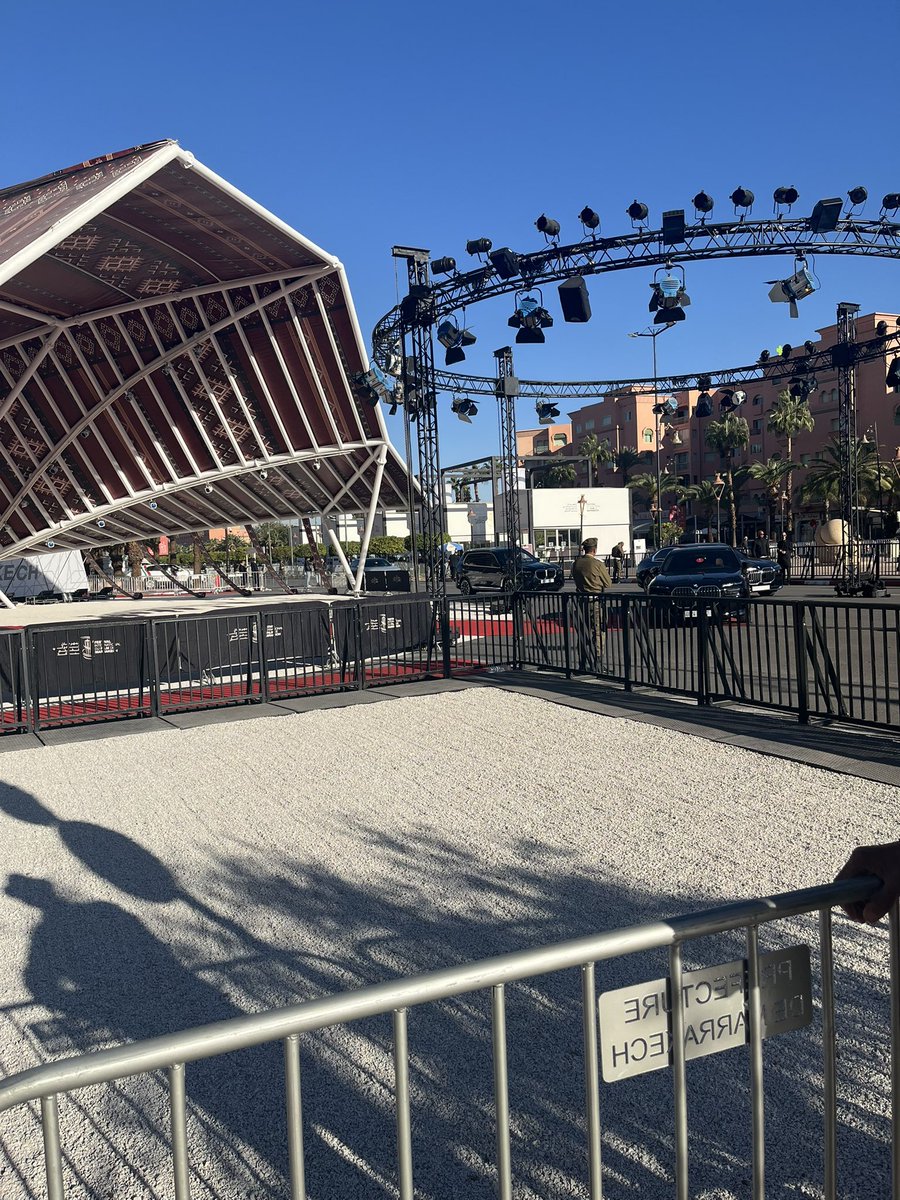 b_d_b01's tweet photo. Not sure why I’m not being let in the red carpet entrance, I even showered this morning especially https://t.co/uSYkXsrZEZ