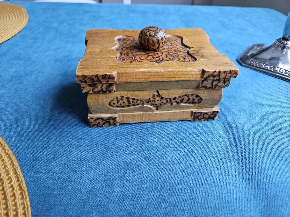 Katoin #itsenäisyyspäivä'ksi pöytään hopeat, äidin, elämään tuojani muistoksi sekä rakkaan #veteraani'n puhdetyön.
Kaunis #kotimaa. Olisipa siihen oikeus kaikilla. #historia