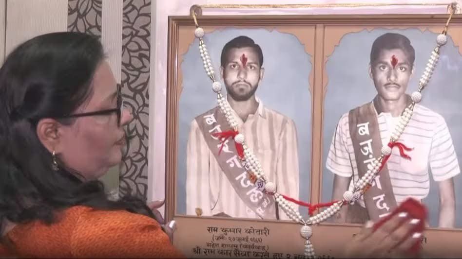 atsshow7's tweet photo. पिता को जब पता चला कि दोनों बेटे अयोध्या जा रहे हैं तो उन्होंने रोका, "कुछ ही दिन बाद बहन की शादी है, रुक जाओ! उसके बाद चले जाना।" पर उन्होंने शादी विवाह से अधिक महत्वपूर्ण कार्य करने का निर्णय लिया था। वे नहीं रुके, निकल ही गए।
     रामकुमार 22 वर्ष के थे, और शरद 18 के। बस यूं समझिये कि दुनिया को देखना शुरू ही किया था। कलकत्ते में अपना घर था और पिता का स्थापित व्यवसाय था। जीवन आनन्द से भरा था। पर उन्होंने व्यक्तिगत आनन्द का नहीं, राष्ट्र और धर्म के लिए संघर्ष का मार्ग चुना था।
     वे निकले। कलकत्ता से ट्रेन पकड़ कर काशी पहुँचे। तब देश की हर सड़क अयोध्या जा रही थी, और हर सड़क को रोकने के लिए सत्ता के सैनिक हथियार ताने खड़े थे। दोनों ने काशी से एक टैक्सी ली और चल पड़े।
      पर उनकी यात्रा सामान्य नहीं थी न दोस्त! जैसे पाँच भाई पांडव निकले थे स्वर्ग के लिए... यह राह इतनी आसान भी तो नहीं होती। फूलपुर में उनकी टैक्सी रोक ली गयी। पर उन्हें रुकना ही तो नहीं था। मिट्टी की दीवार खड़ी कर के हवाएं नहीं रोकी जा सकतीं, वे भी नहीं रुके। उन्होंने पदयात्रा शुरू की। फूलपुर से अयोध्या की 200 किलोमीटर की यात्रा... 
      अयोध्या पहुँचे। उनके जैसे लाखों युवक जुटे थे अयोध्या में... अपनी भुजाओं में धर्म का बल लेकर, हृदय में साहस और अपनी मुट्ठी में प्राण लेकर... सभी अपना जीवन रामजी को समर्पित कर चुके थे।
       सामने एक विद्रूप ढांचा था। इस परम पुनीत धर्मभूमि पर मुगलिया आतंक का कुरूप प्रतीक... माटी के स्वाभिमान पर लगा धब्बा... वे मातृभूमि के मुख पर लगी हर कालिख को पोंछने ही तो आये थे। दोनों आगे बढ़े और चढ़ कर भगवा लहरा दिया। मुस्कुराए, जैसे कभी धर्मक्षेत्र में कुरुसेना के मध्य खड़े होकर मुस्कुराया था वीर अभिमन्यु...
       अयोध्या की गली गली में हथियारबंद जवान खड़े थे। सरकार किसी पक्षी के पंख फड़फड़ाने पर भी पाबंदी लगा चुकी थी। पर सरकारी प्रयासों से समय की योजना विफल नहीं होती मित्र! दो दिन के बाद भीड़ बढ़ने लगी अयोध्या में....
       दो नवम्बर का दिन था। हवाएं थोड़ी सी ठंडक लिए बह रही थीं। उसी समय एक छोटा सा जत्था हनुमान गढ़ी की ओर बढ़ रहा था। अचानक पुलिस ने फायरिंग शुरू कर दी। लोग भाग कर छिपे इधर उधर के मकानों में... लेकिन पुलिस केवल उन्हें भगाने तो नहीं आई थी न! लोगों को घरों से ढूंढ कर निकाला जाने लगा। इसी समय रामकुमार को पुलिस ने एक घर से खींच कर निकाला और सड़क पर गोली मार दी... बड़े भाई को तड़पते देख कर अनुज भी छिपा न रह सका। वे समझ गए थे कि आज बलिदान का ही दिन है। वे यह भी जानते थे कि उनका बलिदान ही बदलाव का प्रारम्भ बिन्दु होने वाला था। शरद भी निकल आये घर से... और फिर पुलिस की गोली उनकी देह भी भेद गयी। उस यात्रा के साक्षी बताते हैं, एक और पुलिस की बंदूकें गरज रही थीं और दूसरी ओर हजारों मुक्त कण्ठ जय जय श्रीराम का उद्घोष कर रहे थे। उस शौर्यपूर्ण वातावरण में रक्त से भीगी वह अयोध्या की सड़क उसदिन सीधी स्वर्ग को जा रही थी।
      यह जो थोड़ा बदला हुआ देश देख रहे हैं न आप! उसकी शुरुआत उसी दिन हुई थी। तात्कालिक सरकार का गिरना, नई सरकार, विध्वंस और फिर निवनिर्माण... सबकी शुरुआत उन्ही अभिमन्युओं के बलिदान से हुई थी।

सर्वेश तिवारी श्रीमुख
गोपालगंज, बिहार।
#6thDecember