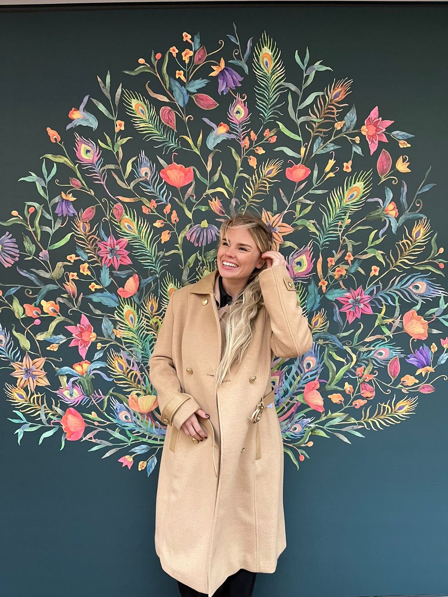 PeterterHorst's tweet photo. De Instagram photowall naast onze winkel in Oss is er voor iedereen. Gebruik hem voor leuke foto's van jezelf, samen met je vriendinnen, vriend of familie. 
Ben je zo trots als een pauw of do you look absolutely stunning... ? 
Uniek en exclusief voor #Oss en omstreken.