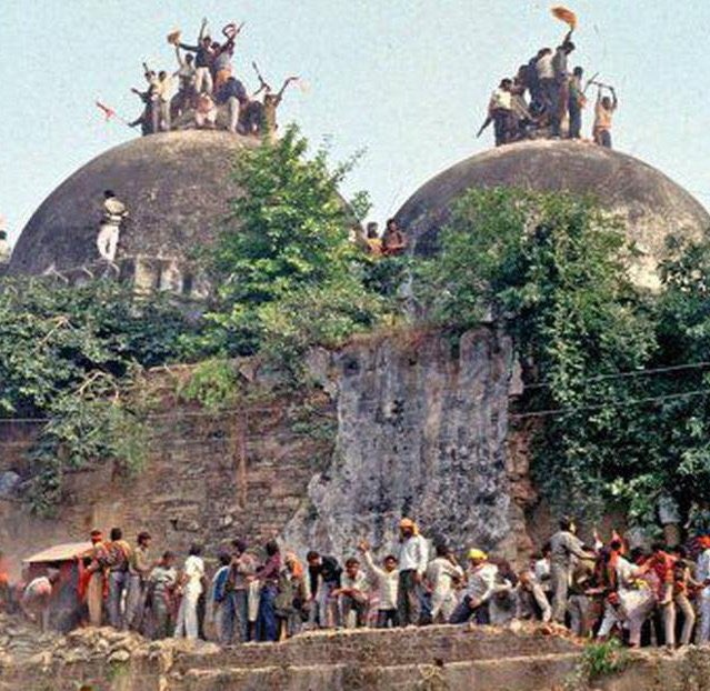 TheRizwanTalks's tweet photo. ऐ काश!
जितना हम बाबरी मस्जिद की शहादत पर अफ़सोस करते हैं।
ज़रा उतनी फ़िक्र जन्नतुल बक़ी के लिए भी करें जहाँ पर नबी स.अ की एकलौती बेटी हज़रत फ़ातिमा ज़हरा (स.) और दूसरे सहाबा अ.स की क़ब्रें हैं।
#AyyameFatimiya 
#6DecemberBlackDay https://t.co/HOoOmVcY4V