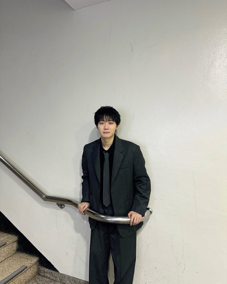 phenomenon_sw's tweet photo. 하현상 뮤뱅계단샷 실화야 ㅁㅊ https://t.co/chb1AFtzRM
