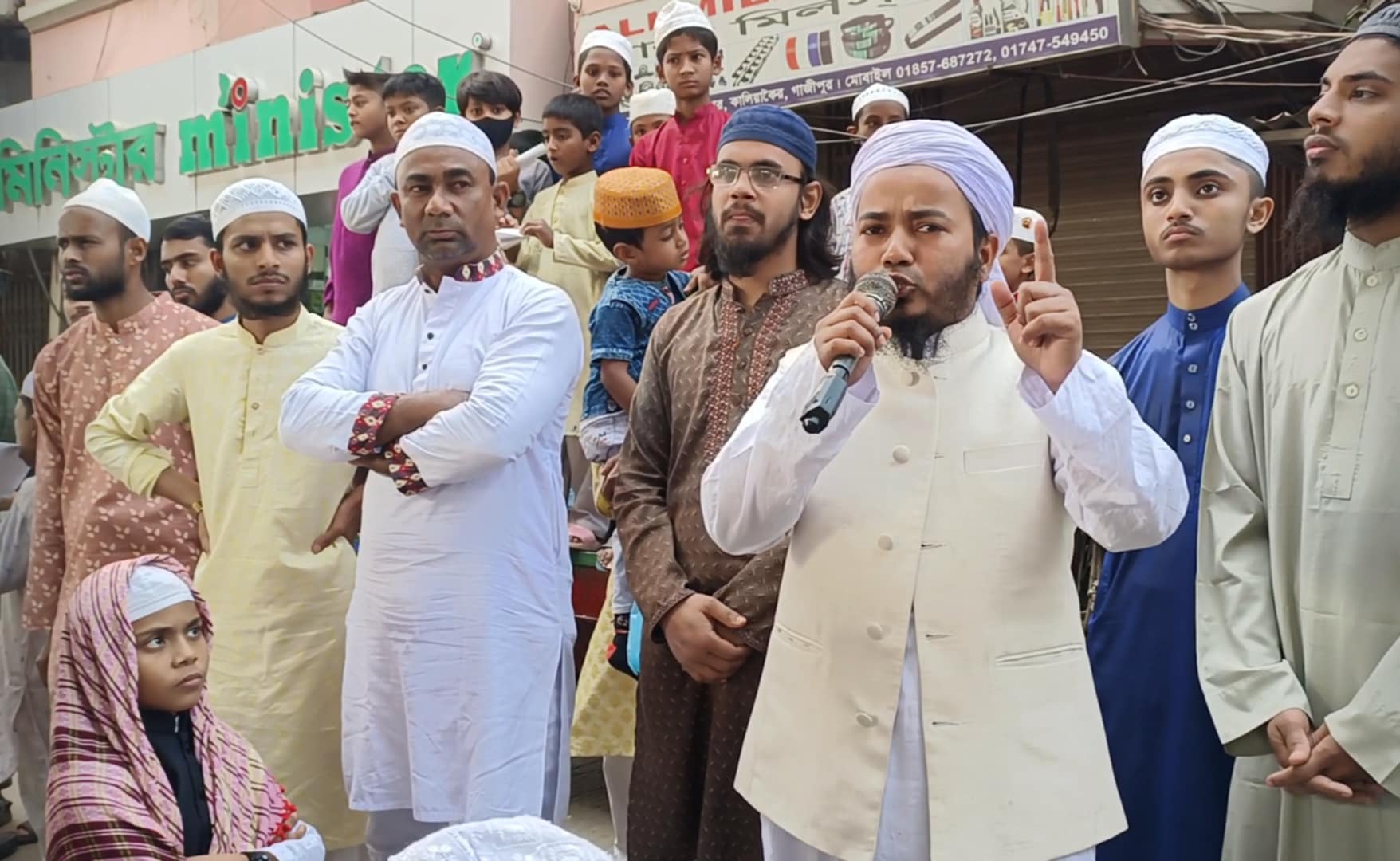 ইসলামী স্থাপনা ধংস ও ভারতে বাংলাদেশ হাইকমিশনে হামলার প্রতিবাদে কালিয়াকৈরে মুসলিম জনতার বিক্ষোভ সমাবেশ