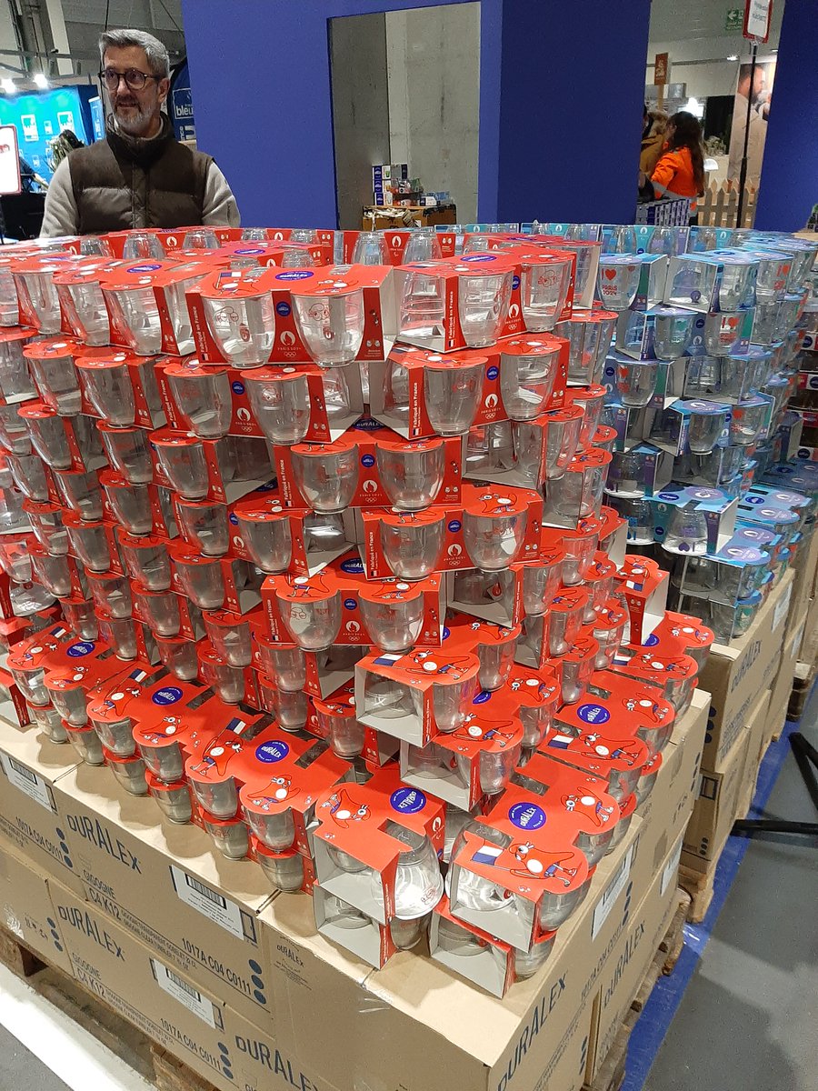 Salon de la Gastronomie🍽

Du 21 au 25 novembre, des jeunes ont été présents sur le salon de la gastronomie pour aider au montage 🛠 et tenir une conciergerie 🤝afin d'accompagner le public dans le chargement de leurs achats 🛍 et de les transporter jusqu'aux véhicules 🚗.