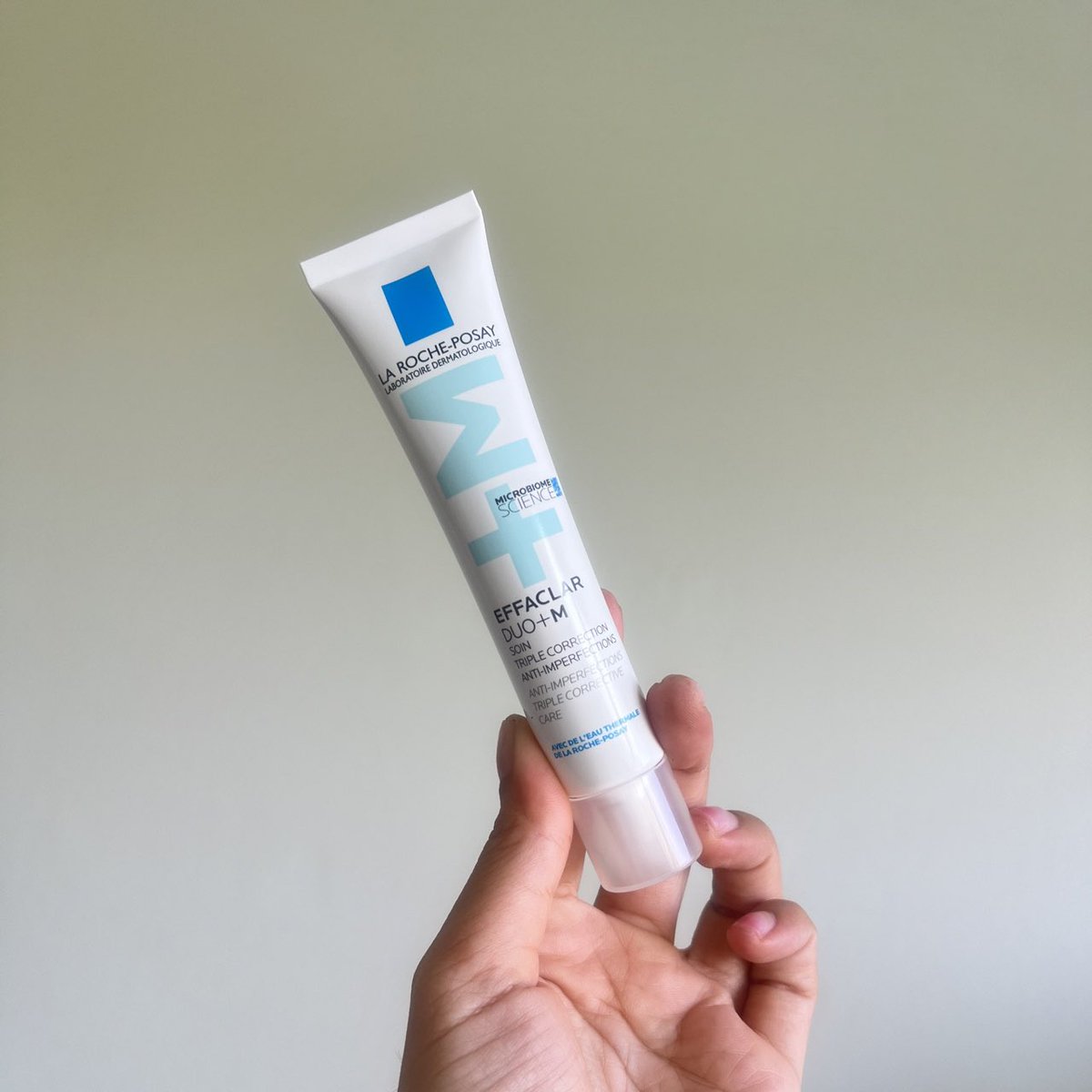 La Roche-Posay ไม่มาเล่นๆฮะ ก่อนออกงานที่ต้องใช้หน้าคือคุณสิวจะมารู้เวลาตลอด บิวได้ Effaclar Duo+M สูตรใหม่มาลองพอดี ใช้ก่อนนอน 8 ชั่วโมง ตื่นมาสิวก็เริ่มแห้งละฮับ คือเค้ารีเสิร์ชมาแล้วว่าการเสียสมดุลของแบคทีเรีย C.Acnes( 1A1) ซึ่งเป็นตัวก่อให้เกิดสิว ตัวนี้มี Phylobioma ช่วยจัดเรื่องสิว ปรับสมดุลแบคทีเรียบนผิว ลดความมันส่วนเกิน เนื้อสัมผัสดี ซึมไว ใช้แล้วสิวดูจางลง ผิวเรียบเนียนขึ้น สูตรนี้รอยแดงยุบไวกว่าสูตรเดิมด้วย แนะนำงับ 
หาซื้อได้ตาม WATSONS, BOOTS, EVEANDBOY, BEAUTRIUM, LAZADA, SHOPEE, KONVY, CENTRAL ONLINE เลยค่ะ
#LaRochePosayTH