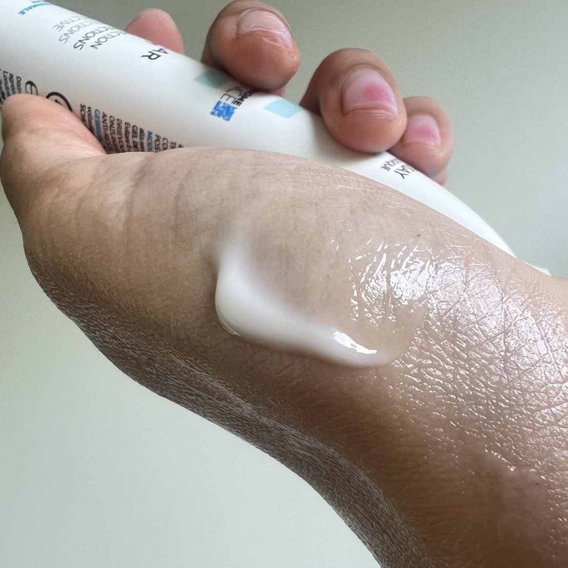 La Roche-Posay ไม่มาเล่นๆฮะ ก่อนออกงานที่ต้องใช้หน้าคือคุณสิวจะมารู้เวลาตลอด บิวได้ Effaclar Duo+M สูตรใหม่มาลองพอดี ใช้ก่อนนอน 8 ชั่วโมง ตื่นมาสิวก็เริ่มแห้งละฮับ คือเค้ารีเสิร์ชมาแล้วว่าการเสียสมดุลของแบคทีเรีย C.Acnes( 1A1) ซึ่งเป็นตัวก่อให้เกิดสิว ตัวนี้มี Phylobioma ช่วยจัดเรื่องสิว ปรับสมดุลแบคทีเรียบนผิว ลดความมันส่วนเกิน เนื้อสัมผัสดี ซึมไว ใช้แล้วสิวดูจางลง ผิวเรียบเนียนขึ้น สูตรนี้รอยแดงยุบไวกว่าสูตรเดิมด้วย แนะนำงับ 
หาซื้อได้ตาม WATSONS, BOOTS, EVEANDBOY, BEAUTRIUM, LAZADA, SHOPEE, KONVY, CENTRAL ONLINE เลยค่ะ
#LaRochePosayTH